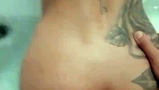 Acompanhante gives sloppy blowjob then hot pussy ride in motel hydromassage! 💦🍑