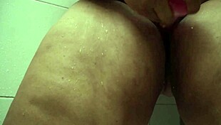 💦 big ass milf squirts hard masturbating in shower