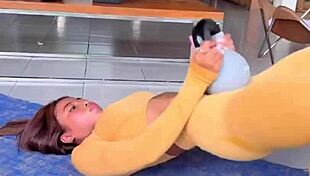 Tiny asian ass flexes teasingly for deep sexy pound