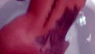 Acompanhante gives sloppy blowjob then hot pussy ride in motel hydromassage! 💦🍑
