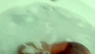 Acompanhante gives sloppy blowjob then hot pussy ride in motel hydromassage! 💦🍑