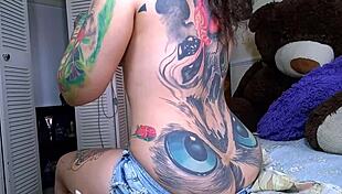 Stepmom's Unseen Big Buttcrack Nail Painting