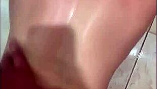 fui fodida do chao do banheiro de 4 empinada abrindo tudo pro pau completo no cu.