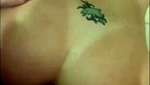 fui fodida do chao do banheiro de 4 empinada abrindo tudo pro pau completo no cu.