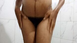 Who Can Fuck Me Pissing While Bathing!