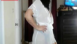 heart races for sexy webcam cougar's perfect big tits and ass curves