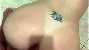 fui fodida do chao do banheiro de 4 empinada abrindo tudo pro pau completo no cu.