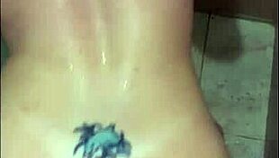 fui fodida do chao do banheiro de 4 empinada abrindo tudo pro pau completo no cu.