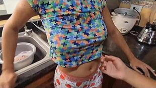 mi hermanastra de 18 tiene el culo mas grande y sexy casero