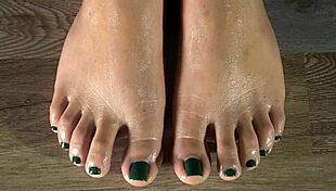 look at her sexy colombian feet oiled up close with green nails tickled