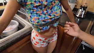 mi hermanastra de 18 tiene el culo mas grande y sexy casero