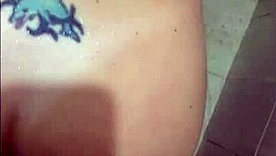 fui fodida do chao do banheiro de 4 empinada abrindo tudo pro pau completo no cu.