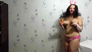 oh my big saggy tits shake as i rub my chubby pussy with carrots