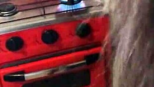 Chamei essa novinha pra casa e ela gozou squirtando no meu pau cavalgando orgásmica no cowgirl reverse.