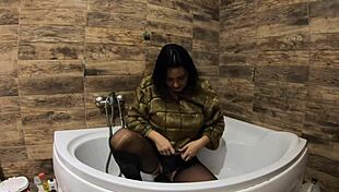 hey, wanna see milfycalla pee in bathtub wearing fur coat and pantyhose while teasing her tight pussy?