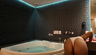 Toda molhada na hidro seduzo o amigo do corno marido com tattoo fetish play