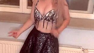 i'm that belly dancer goddess with huge belly long nails glasses findom