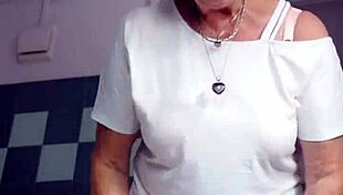 horny german granny slut fucks her hairy wet pussy hard 😩💦