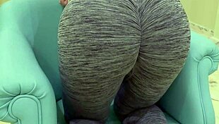 Hey teen babe poses sexy in leggings teasing sugar daddy post workout 😘