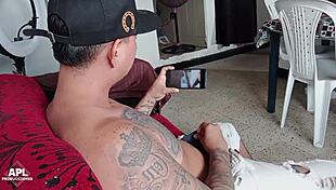 Llego a casa y encuentro al cachondo de mi hijastro tocando su gran verga en la sala parte 1