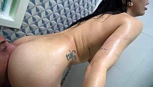 quer ver como convidei essa safada pro banho e meti na buceta dela ate gozar gostoso?