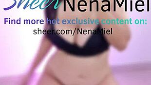 con el sostén puesto mis gemidos salen mientras mi panocha se moja toda