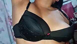 a mi padrastro le encantan mis axilas y se corre en mis tetas