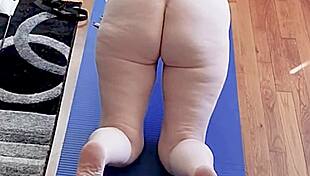 damn i cant stop jerking to this hot bbw's naked yoga moves