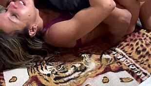 Devoção total: casada implora por pauzão na cama do corno