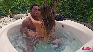 Foda quente na hidro com puta asiática de tetas enormes 🍆💦 ela goza squirt!