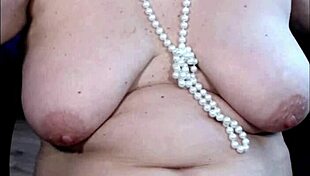 Mature milf self-fists sweet pussy closeup 😍💦