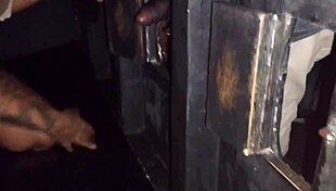 imagine swing wife sucking fan's cock through gloryhole at club. no swing ela deu pro fan da rede social