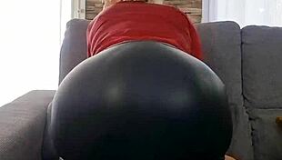 Coucou toi check out my fat ass in leather skirt