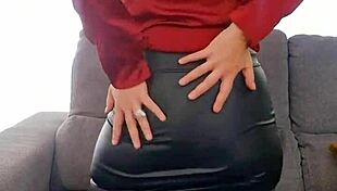 Coucou toi check out my fat ass in leather skirt