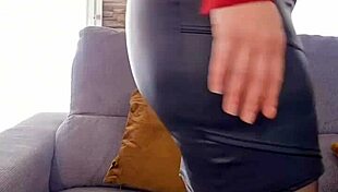 Coucou toi check out my fat ass in leather skirt