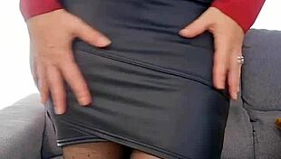 Coucou toi check out my fat ass in leather skirt