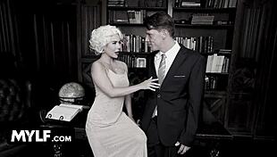 Marilyn Monroe's flexible cowgirl ride seduces JFK to sloppy cum