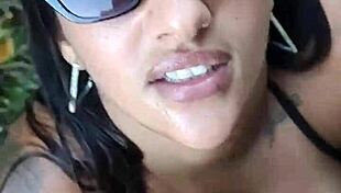 Gostosa esposa chupa marido na praia pública e leva gozada facial de pauzão