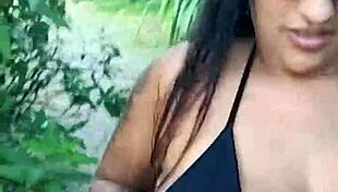 Gostosa esposa chupa marido na praia pública e leva gozada facial de pauzão