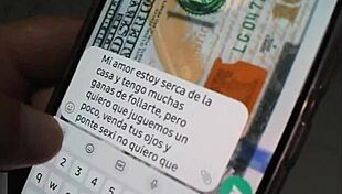 engañé a mi madrastra cachonda con ojos VENDADOS y la FOLLÉ como su marido cornudo