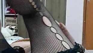 Big pussy lips milf holds position 10 minutes natural tits tease