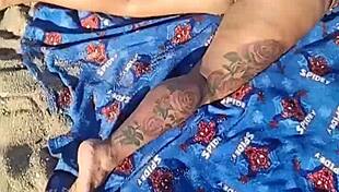 Gostosa esposa chupa marido na praia pública e leva gozada facial de pauzão