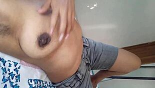 Chica latina muestra tetas masajea areolas hasta mojar jeans de excitacion