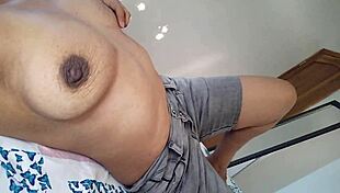 Chica latina muestra tetas masajea areolas hasta mojar jeans de excitacion