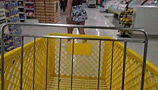 venezuelan hotwife flashes big ass miniskirt supermarket medellin... cuck films mature slut tease 😈🍑