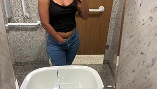 batendo siririca no banheiro do shoppping ate sair leite da buceta gulosa... ufa que tesao