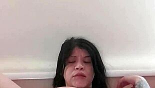 Me Toco Mientras Te Veo Papi, Colombian Latina Fingers Shaved Pussy Close Up for European Eyes