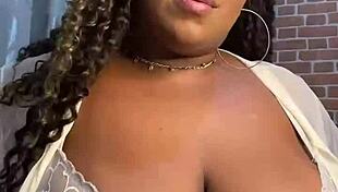 morena peituda bbw ebony showing off her fat tits cleavage on webcam 😍🔥