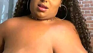 morena peituda bbw ebony showing off her fat tits cleavage on webcam 😍🔥