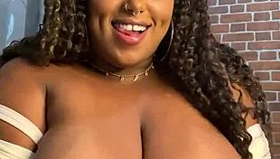 morena peituda bbw ebony showing off her fat tits cleavage on webcam 😍🔥